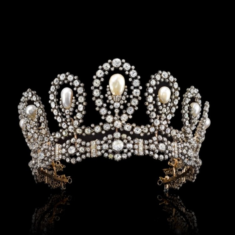 تاج ملكي يظهر في مزاد لأول مرة في سوذبيز