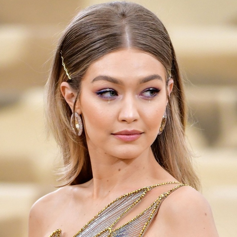  اطلالات جمالية تألقي بها على طريقة جيجي حديد لربيع 2021