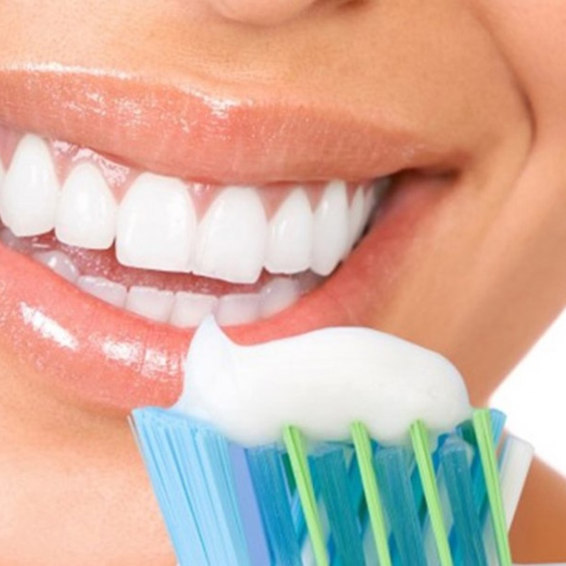 أضرار عدم تنظيف الأسنان بعد تناول الطعام