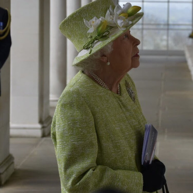 ملكة بريطانيا تزور موقع تذكاري في سري