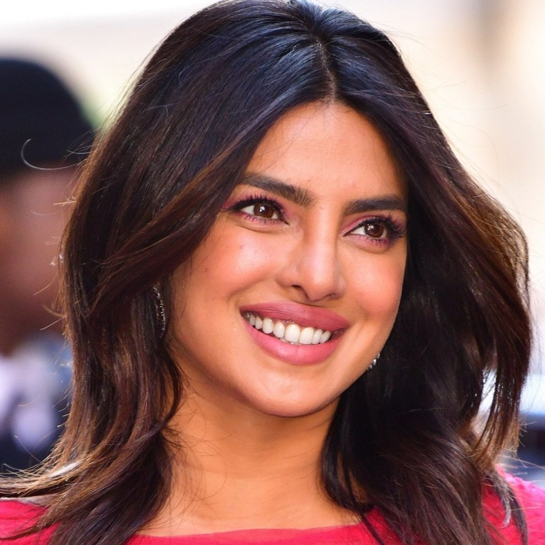 أجمل ألوان البلاشر المناسبة للبشرة السمراء بأسلوب بريانكا شوبرا