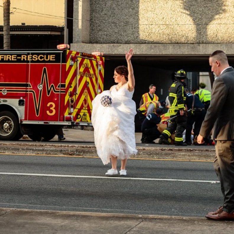 عروسان ينقذان حياة رجل صدمته سيارة أثناء التقاط صور الزفاف