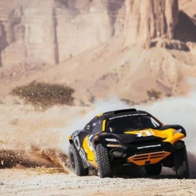 السعودية تنظم سباق إكستريم إي في العلا التاريخية