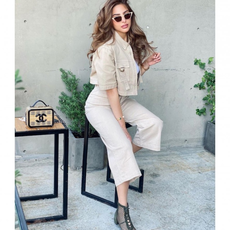 اطلالة شبابية نسقتها فوز الفهد