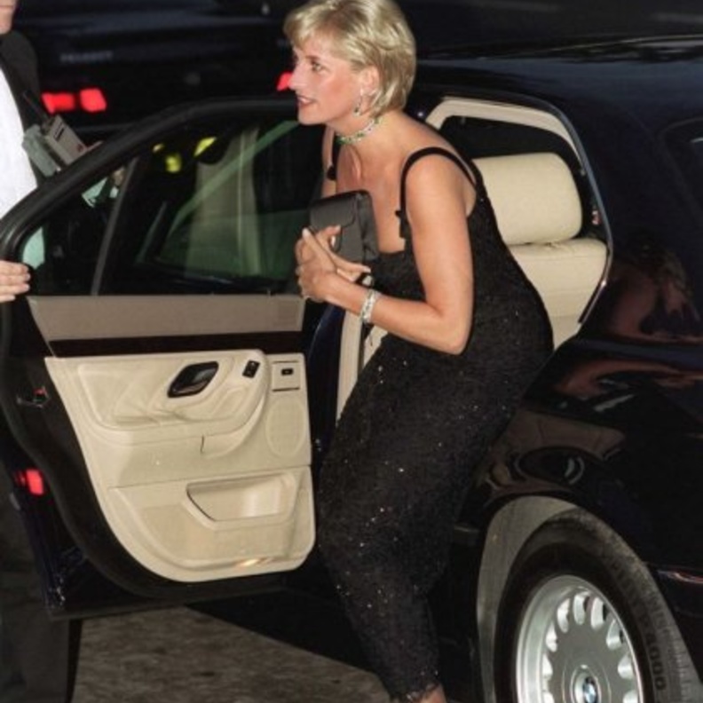 حيل عبقرية تألقت بها سيدات العائلة المالكة البريطانية في أزيائهن على مر السنين