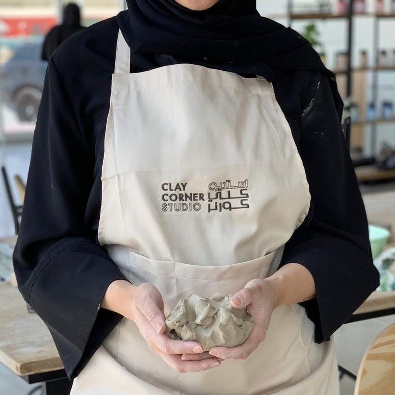 الفنانة التشكيلية والخزفية الإماراتية حصة العجماني