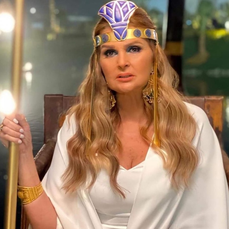 إطلالات النجمات الجمالية في حفل موكب المومياوات الملكية