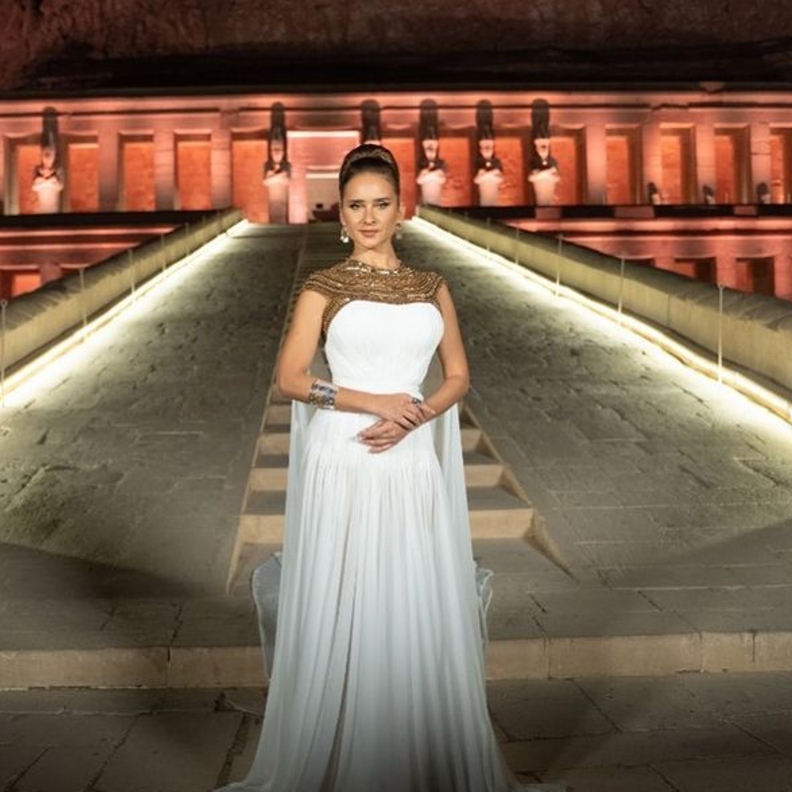 اطلالة نيلي كريم حملت توقيع المصممة Nour Azazy