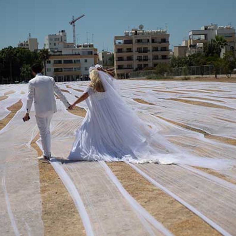 طرحة الزفاف مصنوعة من 7100 متر قماش