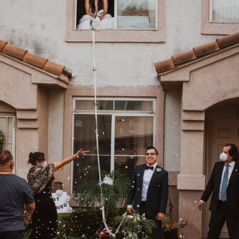 حبل يربط بين العروسين بدل التشابك بالأيدي