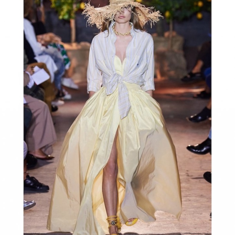 الأخضر الباستيلي الجذاب بفستان أنيق بطول الميدي من Boss