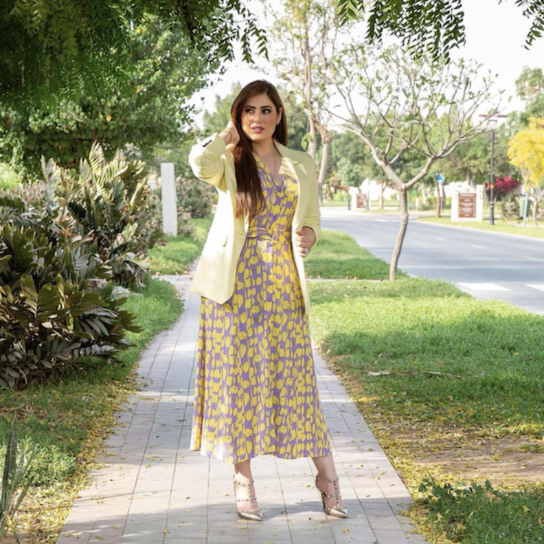 نسقت رؤى الصبان فستان ماكسي معرق مع بليزر باللون الاصفر