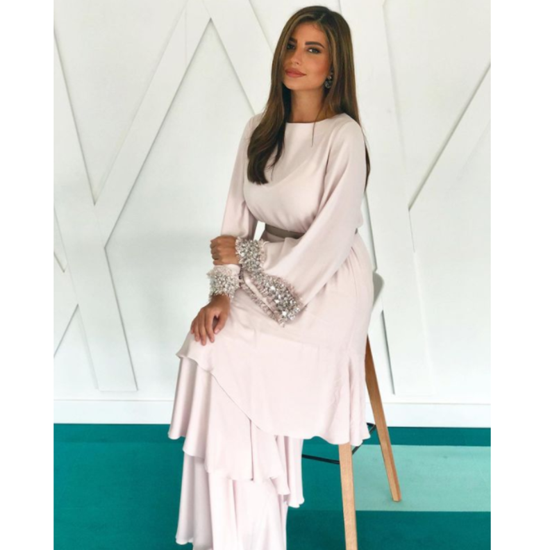 إختارت سارة مراد الجلابية البيضاء من تصميم Amal Al Raisi