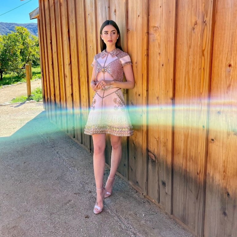 ليلي كولينز خطفت الأنظار بفستان قصير من مجموعة جورج حبيقة