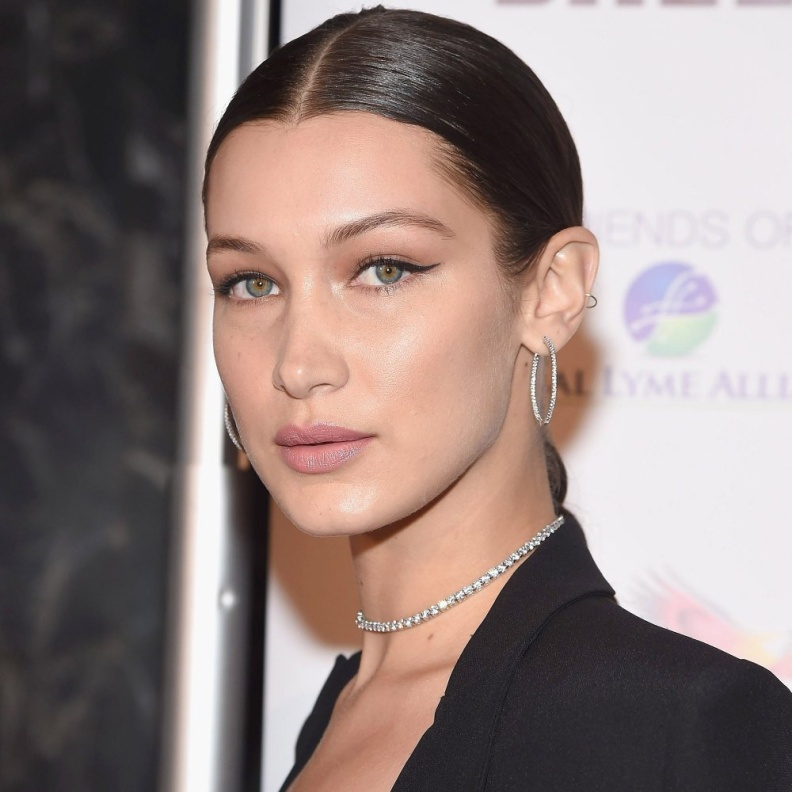 طريقة وضع الايلاينر الرفيع والناعم من وحي Bella Hadid