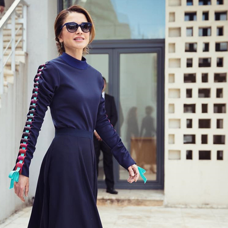 اطلالات الملكة رانيا بنظارات يومية داكنة