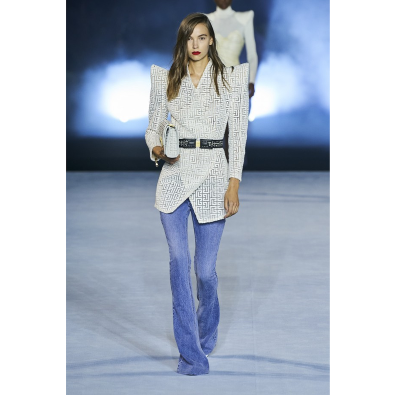 من دار Balmain تألقي بالبنطلون الـ Flare مع البليزر التي تتميّز بقصة الأكتاف العريضة