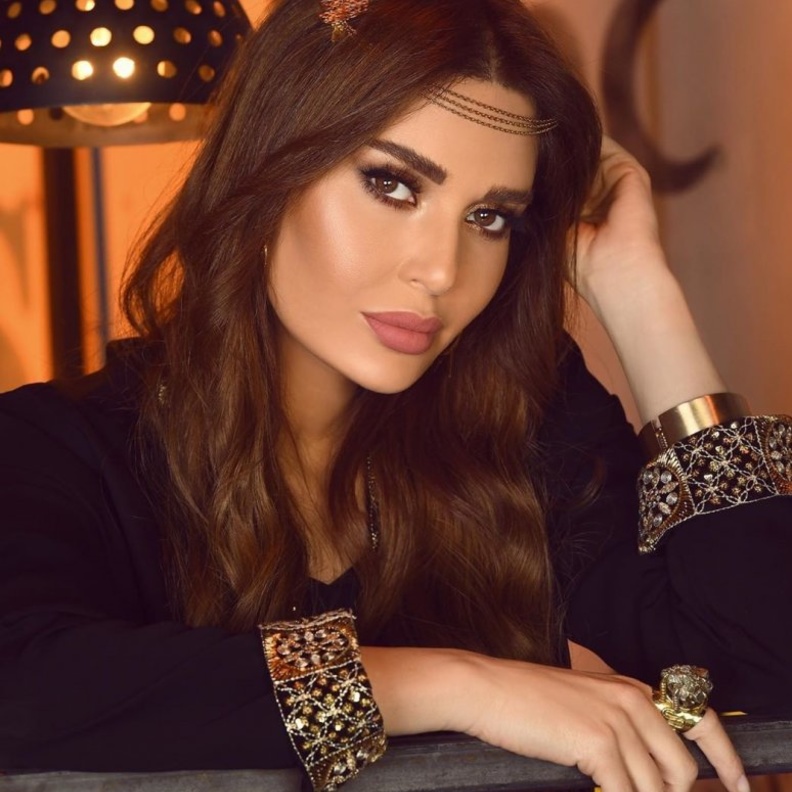  تسريحات شعر ناعمة مع السلاسل البرونزية من وحي سيرين عبد النور