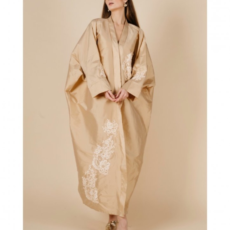 الأسود الراقي بعباية بالجيوب البارزة المزينة بالورود من تصميم  ALBATROSS