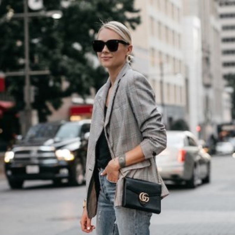 اختاري الجينز القصير ونسقي معه بليزر اسود لاطلالة شبابية مميزة.