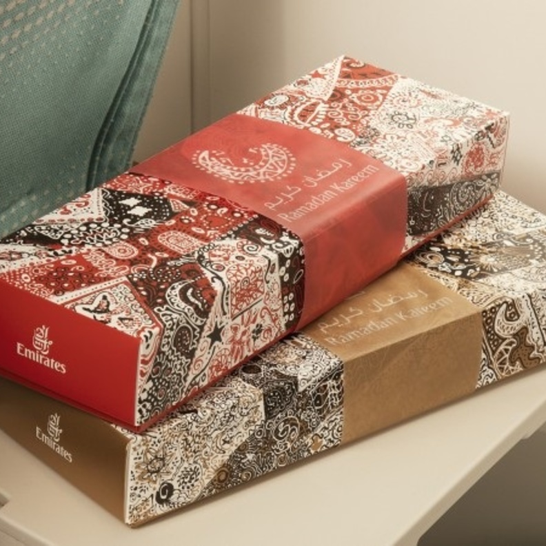 طيران الإمارات تتعاون مع فنانين بدبي في إصدار خاص من العلب الرمضانية
