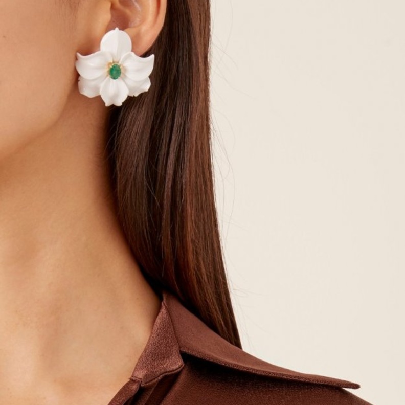  اشراقتك الربيعية بموديلات أقراط بشكل الزهور