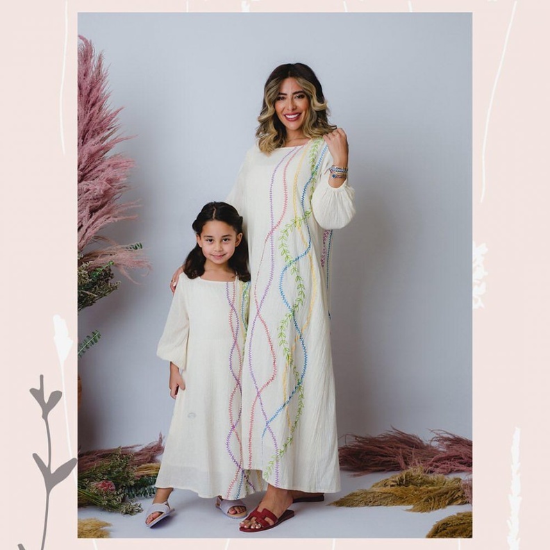 قفطان بناتي أبيض مزين بخطوط مموجة وملونة من علامة نقشة