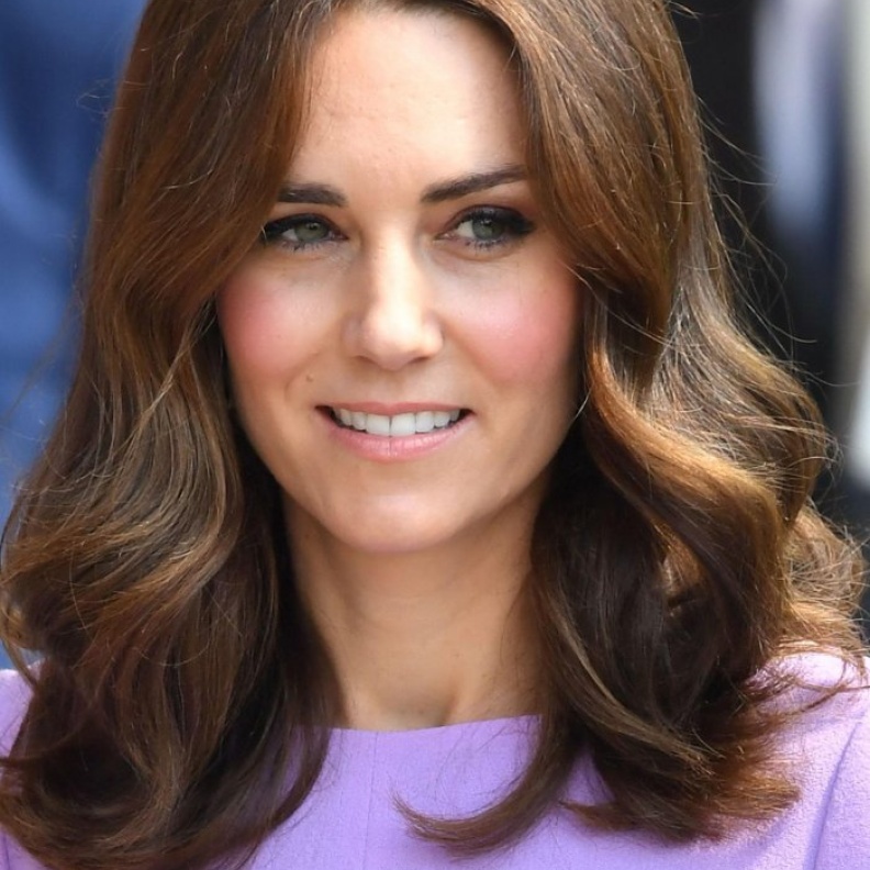 الوان صبغات شعر 2021 بتدرجات بنية مع الخصل العسلية بأسلوب كيت ميدلتون