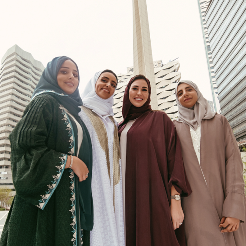 من اليمين: اسراء الغزيوي، بدور السويح، لمى الفوزان، نورة السعدون - عبايات من نوف السديري