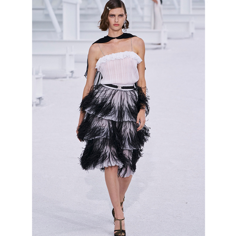 اجمل تصاميم ازياء بموضة الريش لاطلالة خارجة عن المألوف  من Chanel