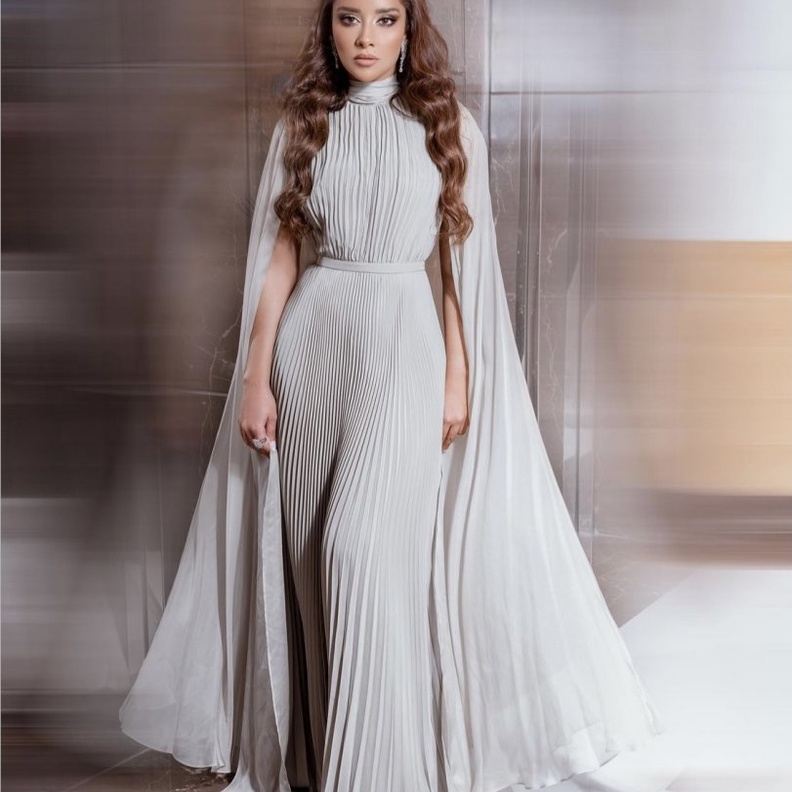 سحرت بلقيس المتابعين بجمالها وأناقتها بفستان رمادي بتكسيرات من Harithand