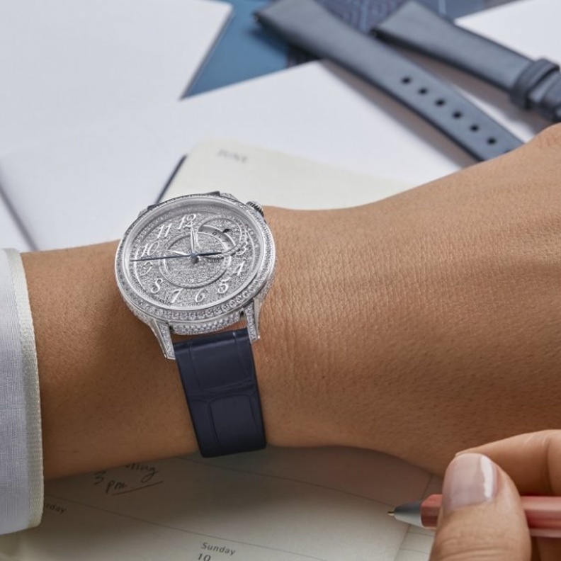 ساعة Égérie self-winding diamond-pavé من  Vacheron Constantin.. رفيقة الأوقات الثمينة