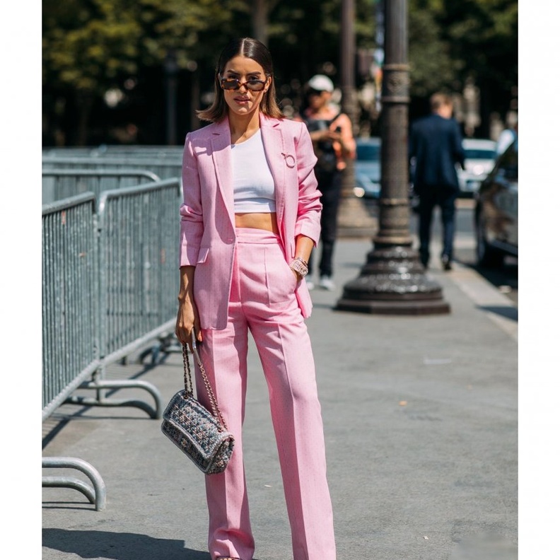 اطلالات في البدلة الرسمية باللون الزهري موضة ربيع