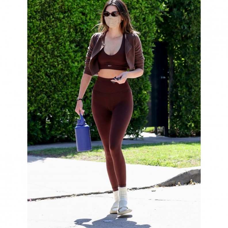 طرق تنسيق اطلالات الليغنغ الرياضي المريحة على طريقة كيندال جينر