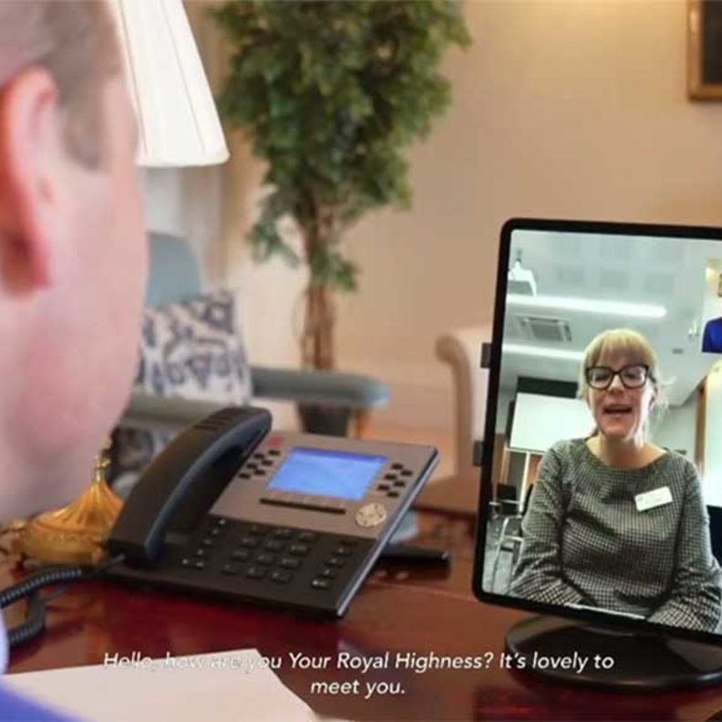 مكالمة فيديو للأمير وليام تكشف عن قطعة اكسسوار مثيرة في مكتبه الخاص