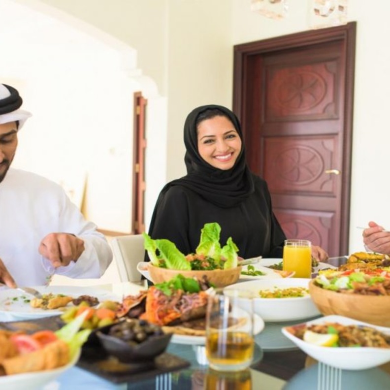  لا تنصرفي عن الطاولة الا بعد انتهاء الجميع من تناول الطعام