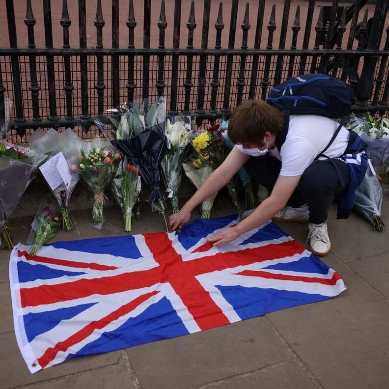 مئات باقات الزهور خارج القصور الملكية