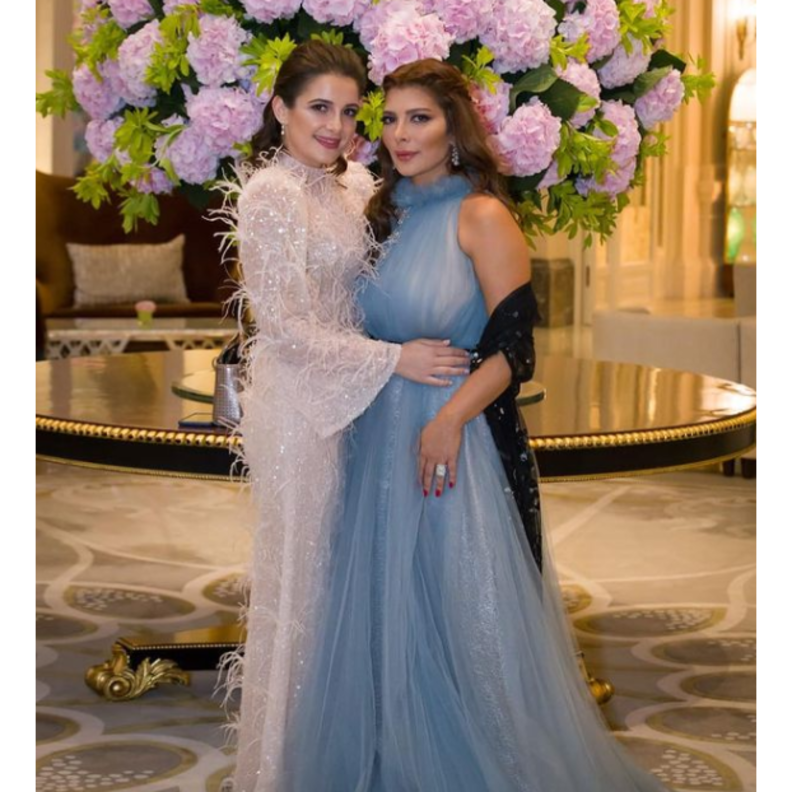 خطفت الأنظار إلى جانب والدتها أصالة بالفستان الأبيض الطويل من مجموعة Adenfashion