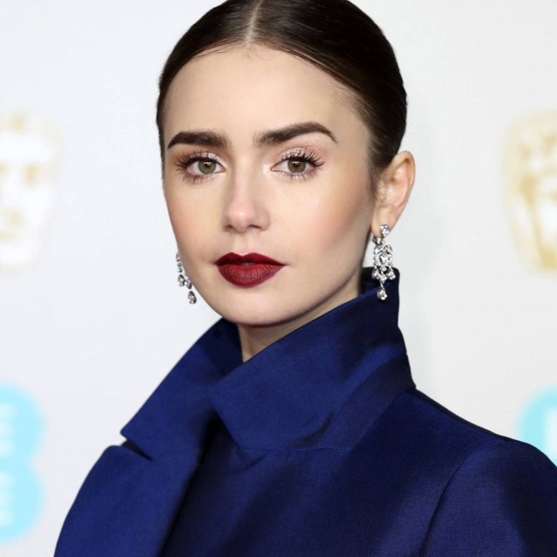 اطلالات Lily Collins الجمالية بمكياج قوي في حفل البافتا عام 2019