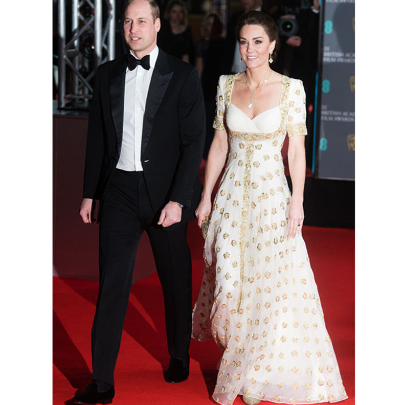 اطلالات كيت ميدلتون بفستان أبيض مع الورود الذهبية من توقيع Alexander McQueen عام 2020