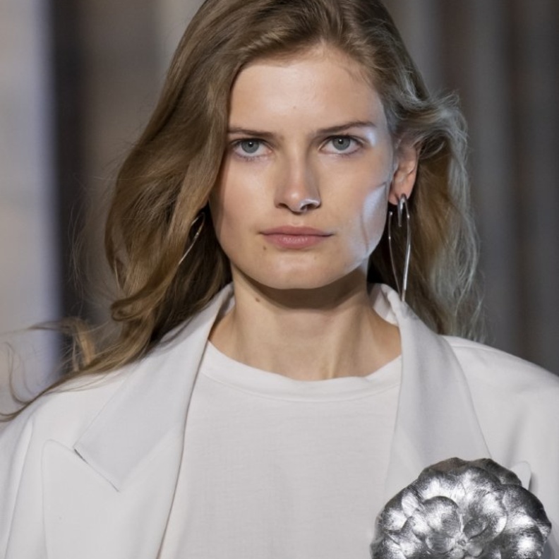 الوان صبغات شعر 2021 بتدرجات بنية داكنة لاطلالات رمضان من دار Isabel Marant