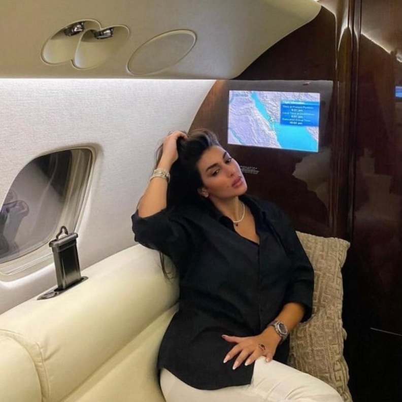 صور اجمل اطلالات ياسمين صبري الكاجوال اثناء تواجدها في الطائرة