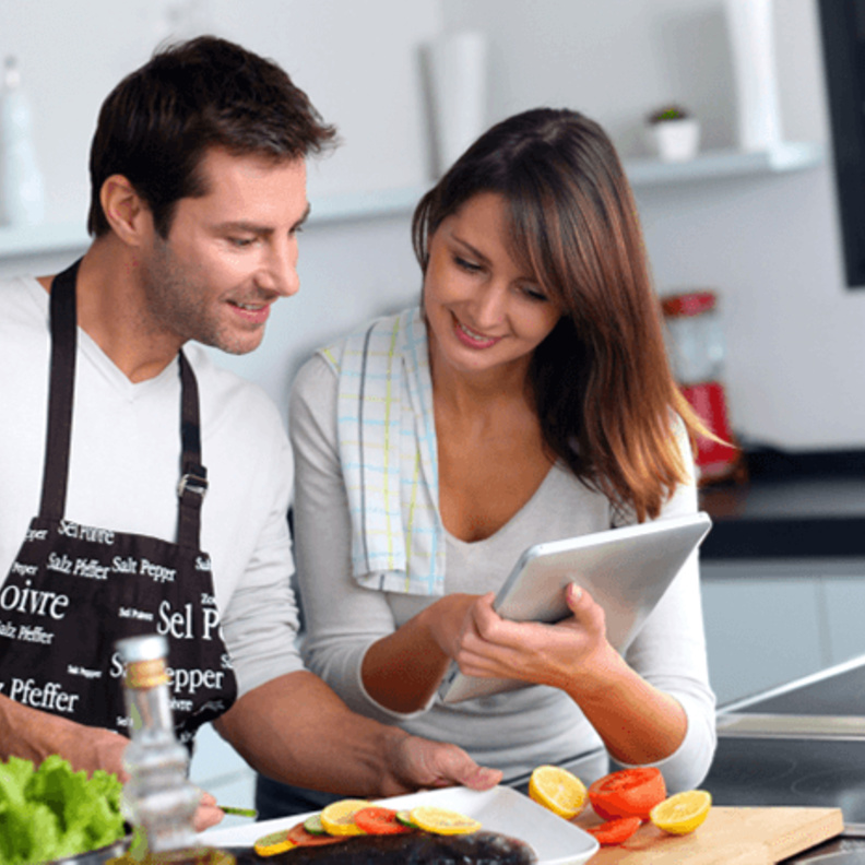 أهم فوائد مساعدة الزوج لزوجته في رمضان