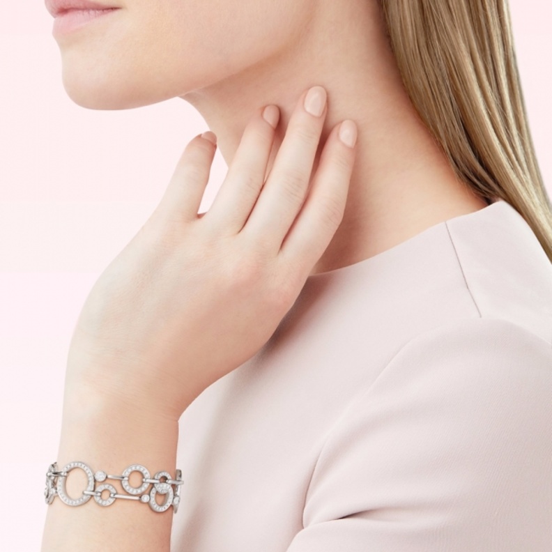 أفخم تصاميم أساور عريضة لإطلالة مميزة في ربيع 2021