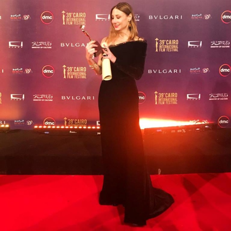 بدت ساحرة بالفستان المخمليّ الأسود من تصميم ساندي نور والذي تميّز بقصة الكتف الواحد