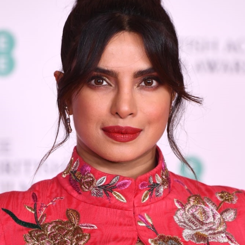اطلالة Priyanka Chopra بمكياج ذهبي وتسريحات شعر الكعكة
