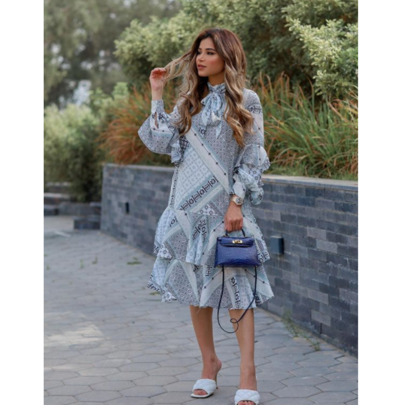 تألقت بالفستان الميدي الذي تميّز بصيحة الكشكش مع الأكمام الواسعة