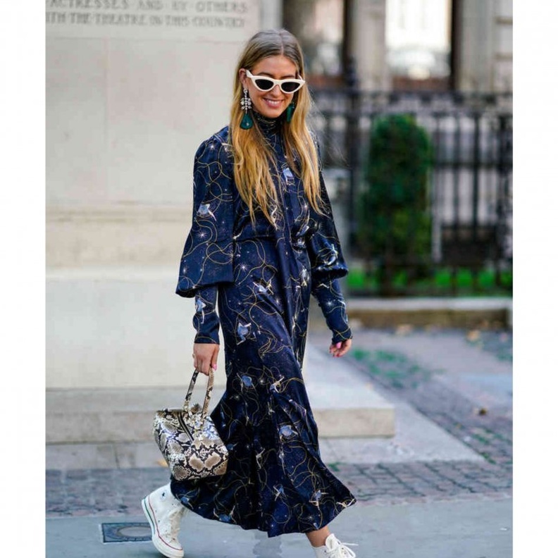 افكار شبابية لتنسيق الاحذية الرياضية مع الفساتين الربيعية لاطلالات مريحة