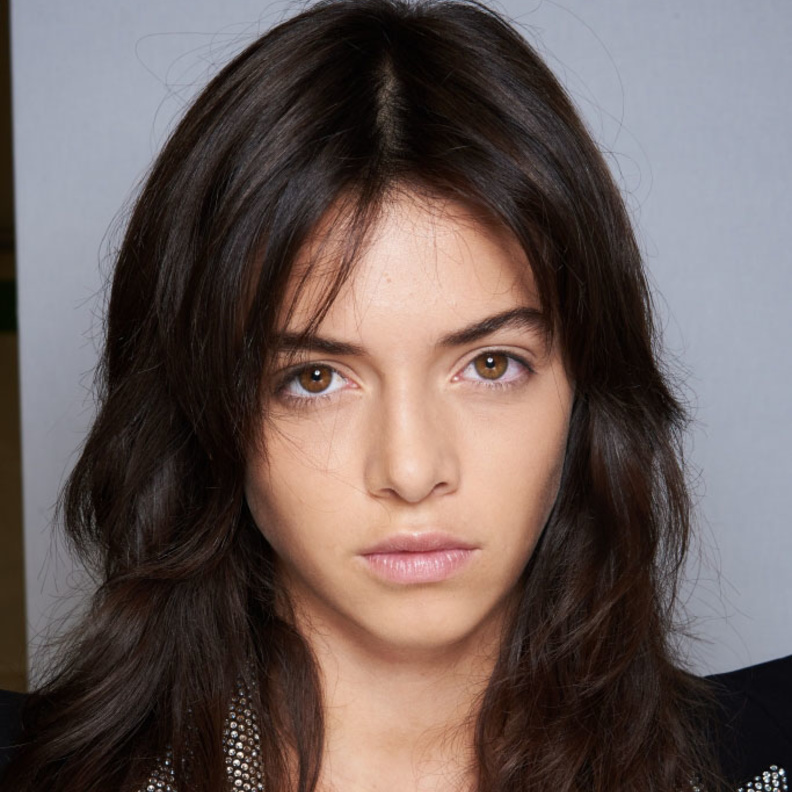 مكياج نهاري بسيط يناسب اوقات العمل من دار Alberta Ferretti