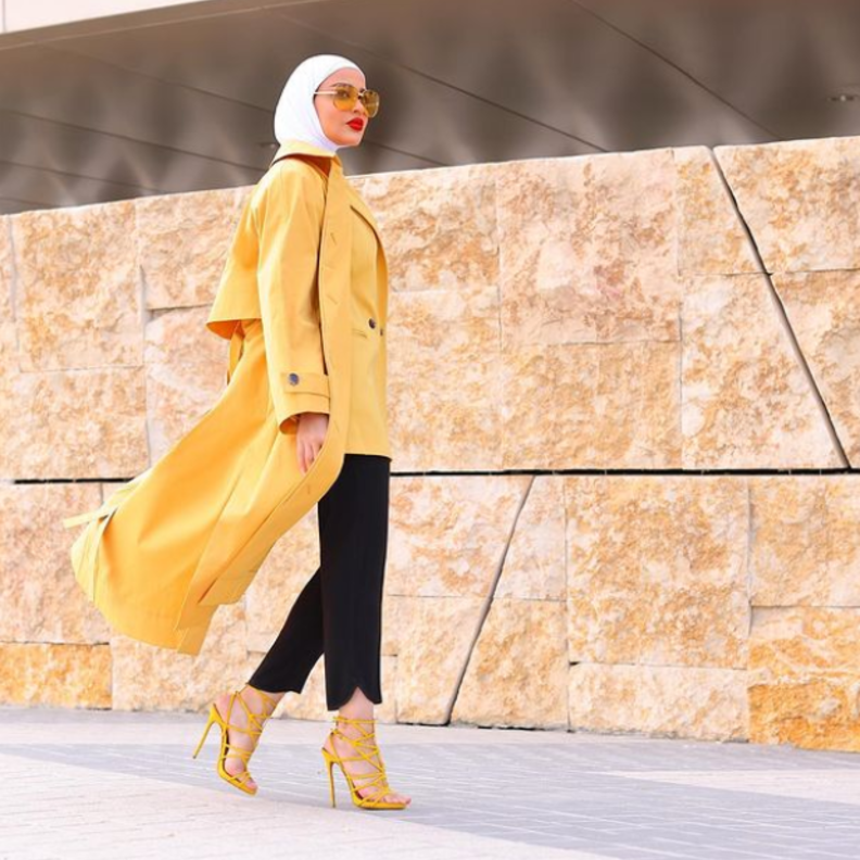 الفاشينيستا مرمر نسّقت البليزر مع البنطلون الأسود وأكملت اللوك بمعطف طويل أنيق